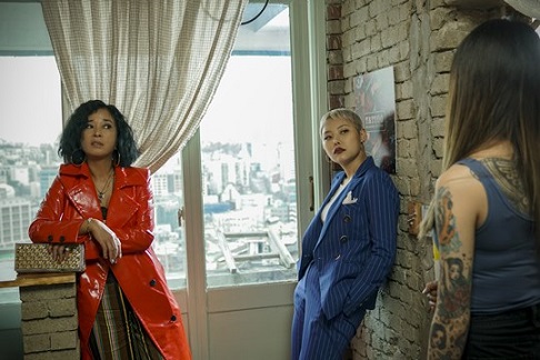 딸이자 동생 유리를 찾아 이태원을 헤매는 모녀. 왼쪽 조민수,오른쪽 래퍼 치타(김은영). 사진=네이버바카라노하우