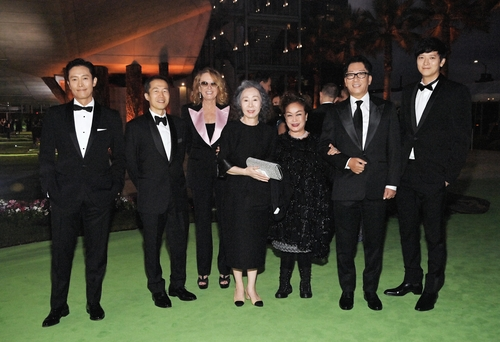 이미경 CJ 부슬롯사이트과 배우 윤여정, 이병헌 등 한국 영화인들이 지난 9월 미국 로스앤젤레스 아카데미영화박물관에서 열린 개관 축하 행사에 참석했다. (왼쪽부터)배우 이병헌, 정이삭 감독, 앤 필빈 해머뮤지엄 관장, 배우 윤여정, 이미경 CJ 부슬롯사이트, 윤제균 감독, 배우 강동원/사진=연합뉴스