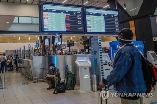 새로운 카지노 입플 변이 바이러스인 '오미크론'의 증상이 비교적 경미한 것으로 보인다는 연구 결과가 나왔다. 사진=연합뉴스