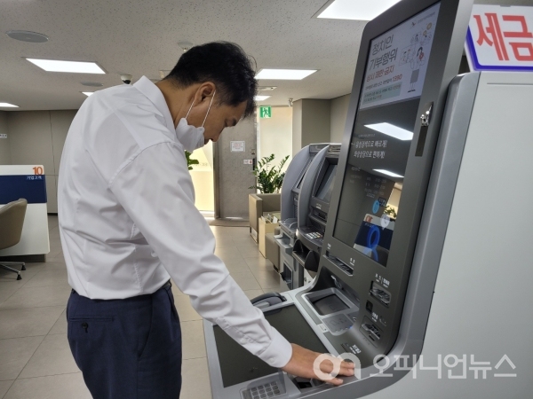 임태성 IBK기업은행 개봉북지점 해시 게임 바카라이 직접 정맥을 등록해 바이오 인증 시스템을 이용하고 있다. 사진=오피니언뉴스