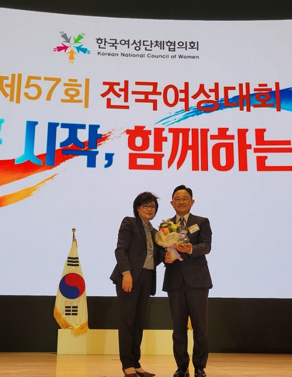 서울 코엑스에서 30일 열린 제57회 전국여성대회에서 특별상을 수상한 한동진 메이저카지노사이트대표(오른쪽)가 허명 한국여성단체협의 회장으로 꽃다발을 받은 수 활짝 웃고 있다. 사진제공=메이저카지노사이트