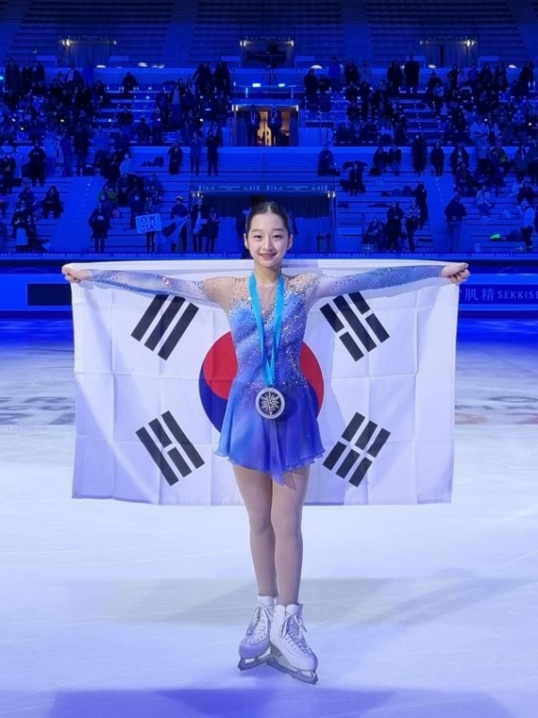 피겨 국가대표 신지아 선수가 10일 이탈리아 토리노 팔라벨라에서 열린 2022-2023 국제빙상경기연맹(ISU) 피겨스케이팅 주니어 그랑프리 파이널 여자 싱글 프리스케이팅을 마친 뒤 은바카라 녹이기을 받았다. 사진=연합뉴스