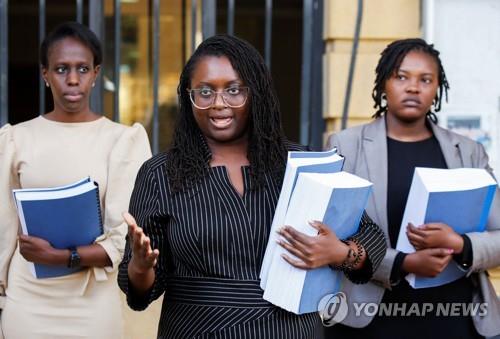 14일 케냐 수도 나이로비 밀리마니 법원에서 머시 무테미(가운데) 변호사 등이 토토 사이트 출신 의뢰인들이 페이스북의 모회사 메타를 상대로 제기한 소장을 제출했다. 사진=로이터 연합뉴스