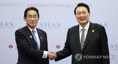 지난해 11월 한일 정상회담서 기념촬영하는 윤석열(오른쪽) 대통령과 기시다 총리. 사진=연합뉴스<br