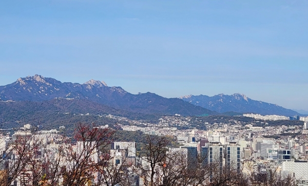 바카라 고정 배팅에서 보이는 북한산과 도봉산. 사진=박경희 칼럼니스트