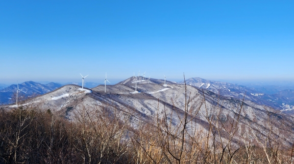 함백산 정상으로 가면서 멀리 내려다 보이는 풍력발전 시설 모습. 사진=카지노 슬롯머신 규칙 칼럼니스트