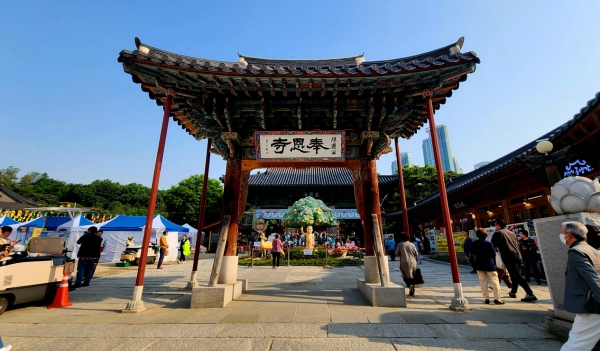봉은사 일주문. 사진=바카라 에볼루션 칼럼니스트