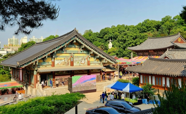 봉은사내 사찰 들 사이로 보이는 유명한 미륵대불. 사진=바카라 에볼루션 칼럼니스트