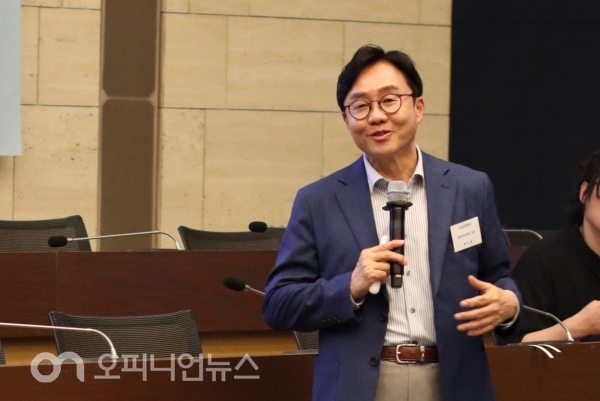 박수용 서강대 컴퓨터공학과 온라인카지노추천가 10일 서울 중구 대한상공회의소에서 열린 '블록체인 & AI, 금융을 바꾼다' 포럼에서 강연하고 있다. 사진=이이나 기자
