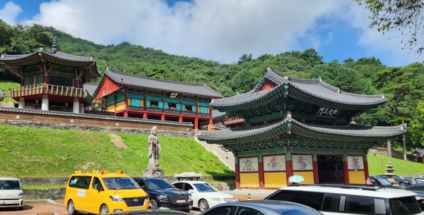 구룡사 앞 사천왕문. 사천왕문 뒷편 왼쪽으로 보광루가 보인다. 사진=바카라 확률 칼럼니스트