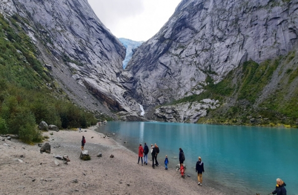 노르웨이 브릭스달 하이 로우 토토 사이트(Briksdalsbreen)가 점점 녹아 매년 산 위로 이동하는 것처럼 보인다. 하이 로우 토토 사이트가 녹아 이루어진 에머랄드빛 호숫물은 홍수 등 재난의 우려를 낳고있다. 사진=이철규 통신원