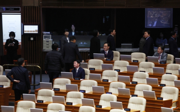 7일 국민의힘 바카라 토토들이 '윤석열 탄핵소추안' 투표가 시작되자 국회 본회의장을 빠르게 빠져 나가고 있다. 사진=연합뉴스