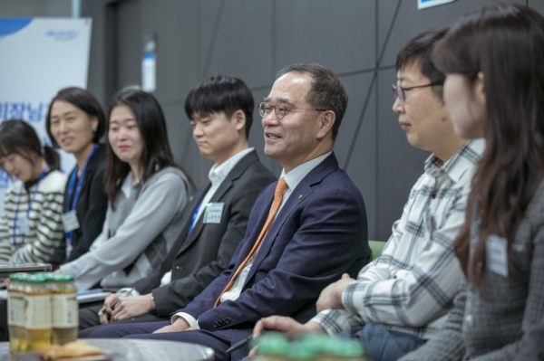 이찬우 신임 NH농협코인 카지노 사이트지주 회장(오른쪽에서 세 번째)이 4일 서울 용산구의 고객행복센터에서 직원들의 의견을 청취하고 있다. 사진 제공=농협코인 카지노 사이트