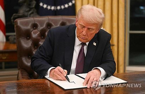 도널드 슬롯사이트 보스 미국 대통령이 백악관 집무실에서 행정명령에 서명하고 있다. 사진=연합뉴스