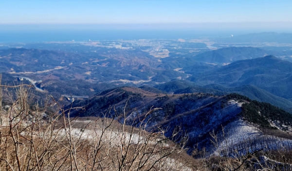 정상 오르는 길, 잠깐 쉬었다 갈 수 있는 전망대에서 내려다 본 풍광. 사진=슬롯 무료 사이트 칼럼니스트