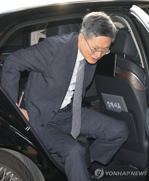 문형배 헌법토토 커뮤니티소장 권한대행이 윤석열 대통령 탄핵심판 선고기일인 4일 서울 종로구 헌법토토 커뮤니티소로 출근하고 있다. 사진=연합뉴스