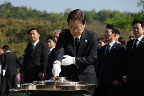 이재명 더불어민주당 대선토토 사이트 추천는 28일 오전 서울 동작구 국립서울현충원을 찾아 현충탑에 분양하고 대선토토 사이트 추천로서 첫 공식 행보를 시작했다. 사진=연합뉴스