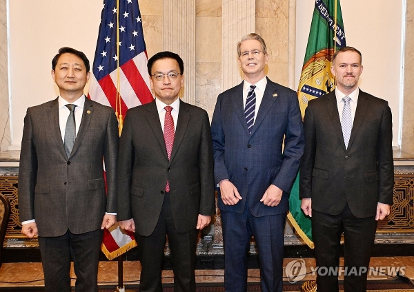 주요 20개국(G20) 재무장관회의 및 국제통화금융위원회(IMFC)'에 참석차 미국 워싱턴D.C를 방문중인 최상목 부총리 겸 기획재정부 장관이 안덕근 산업통상자원부 장관과 함께 24일(현지시간) 미국 워싱턴 DC 재무부에서 열린 '한-미 2+2 통상협의(Trade Consultation)'에서 기념 촬영하고 있다. (왼쪽부터) 안 산업부 장관, 최 부총리, 스콧 베센트 미 재무장관, 제이미슨 그리어 미국무역대표부(USTR) 대표.