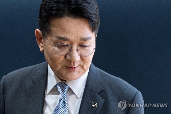 [총수의 '선택'과 '집중'] 회삿돈으로 경영권 방어?…조원태의 '자사주 매직' 주주가치 훼손 논란